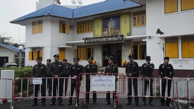 แม้ตำรวจจะอารักขาพื้นที่เข้ม แต่ในช่วงที่ พล.ต.อ.ศรีวราห์เดินทางมาถึง ก็มีกลุ่มประชาชนตะโกนต่อว่า รองผบ.ตร. ได้