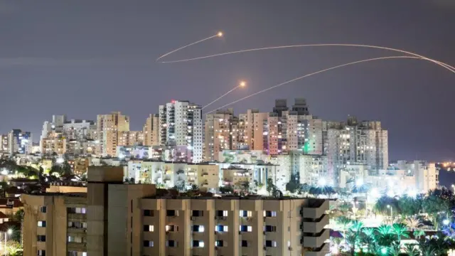 Ibisasu vya muzinga vyarashwe na Hamas kuri Israel bivuye muri Gaza vyasambuwe n'ubuhinga bwa  Iron Dome bwo kuzibira ibisasu vya misire, aha hari i Ashkelon
