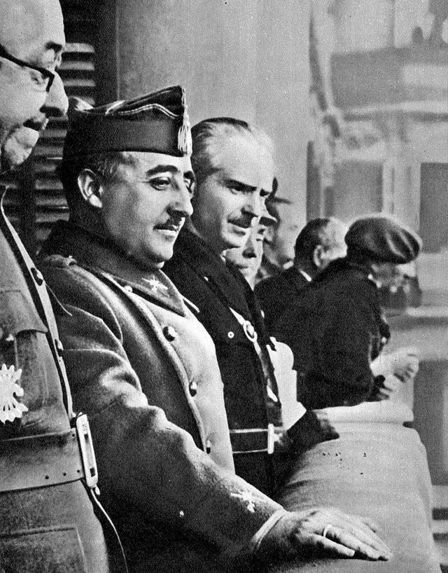 Franco preside un desfile militar junto a otros militares en 1940.