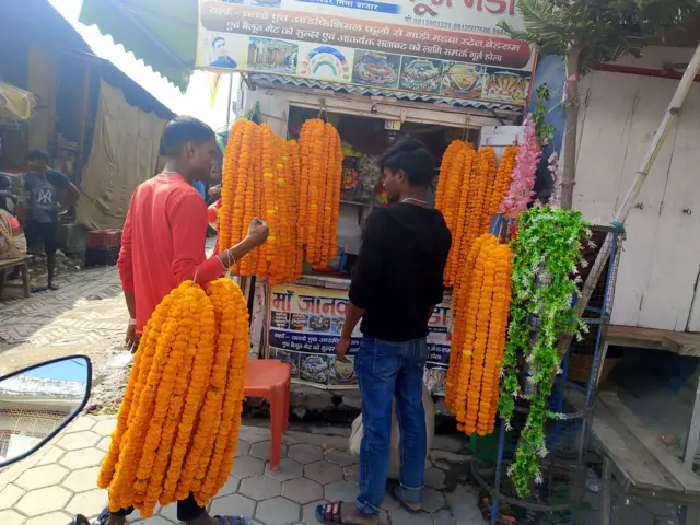 जनकपुरको जलेश्वरमा माला बिक्री गरिँदै