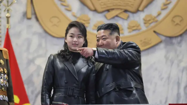 열병식에 참석한 김주애와 김정은