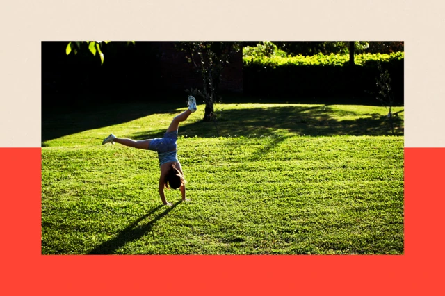 Fille jouant dans un jardin