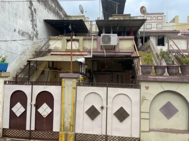 ਰਾਜਕੋਟ ਦੇ ਗੋਕੁਲ ਪਰਚ 'ਚ ਰਾਜੇਸ਼ ਸਕਾਰੀਆ ਦਾ ਘਰ (ਜਿਸ ਵਿੱਚ ਏਸੀ ਲੱਗਿਆ ਹੋਇਆ ਹੈ)