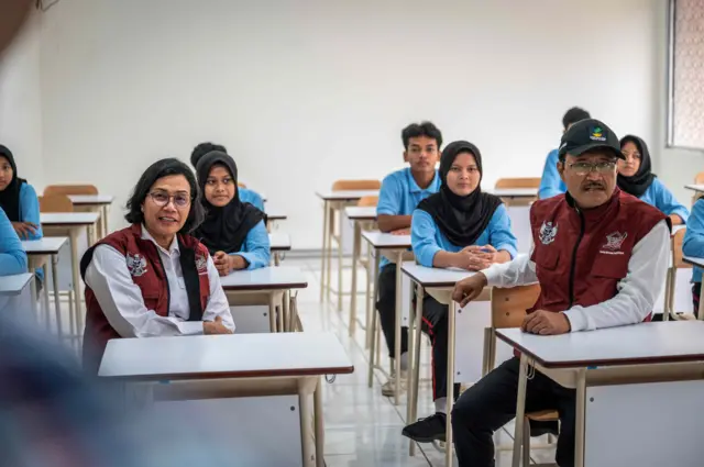 Menteri Keuangan Sri Mulyani (kiri) didampingi Menteri Sosial Saifullah Yusuf (kanan) meninjau kelas Sekolah Rakyat Menengah Atas 10 Jakarta Selatan di Pusdiklatbangprof Kemensos Margaguna, Jakarta, Sabtu (9/8/2025). Menteri Sosial menyatakan, pada 15-16 Agustus 2025 sebanyak 100 titik Sekolah Rakyat siap beroperasi dan akan bertambah sebanyak 59 titik pada September mendatang yang menampung lebih dari 15 ribu siswa di seluruh Indonesia. 