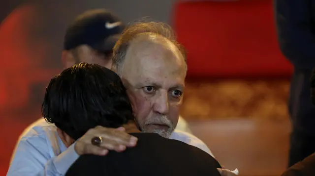 عضو حزب الله في البرلمان اللبناني، علي عمار، يقبل التعازي في ابنه الذي قُتل في تفجير أجهزة البيجر، حيث يعانق أحد الأشخاص.