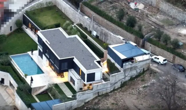 vila u kotorskom naselju Kavač koja se dovodi u vezu sa Radojem Zvicerom, navodnim vođom Kavačkog klana