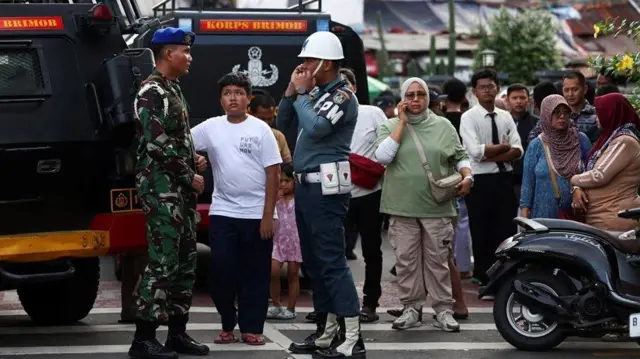 Sejumlah personel TNI AL berjaga-jaga di dekat SMA 72 Jakarta Utara, Jumat (07/11). Sekolah tersebut berada di Kompleks Perumahan TNI AL, Kelapa Gading. 