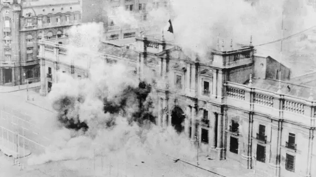 Fotogalera bet 25 rodadas grátispreto e branco mostra o palácio La Monedagalera bet 25 rodadas grátischamas após ataque aéreo.