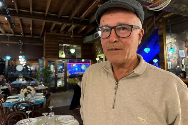 عارف صالحي، چې اوس ۶۹ کلن دی، له خپلو وروڼو او خویندو سره یې ډېر خوښ شوی فیټزروي رستورانت پیل کړ.