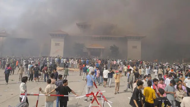 تصاعد الدخان من مبنى البرلمان الفيدرالي في نيبال بعد أن أشعل المتظاهرون النار فيه في نيبال في 9 سبتمبر/أيلول 2025
