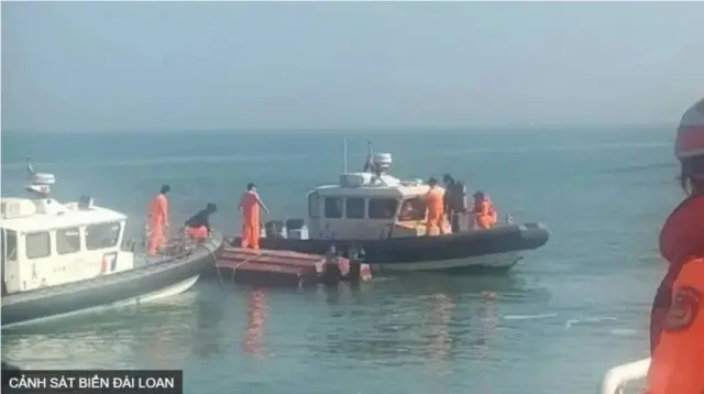 Cảnh sát biển Đài Loan kiểm tra chiếc thuyền lật úp trong vụ truy đuổi