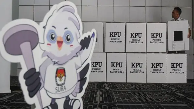 Petugas KPU Jakarta Pusat memindahkan kotak suara Pemilu 2024 di Gudang KPU Jakarta Pusat, Sawah Besar, Jakarta, Kamis (2/11/2023).