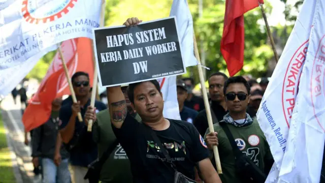 Para pekerja Indonesia melakukan protes pada Hari Buruh di Denpasar, di pulau wisata Bali pada 1 Mei 2023.