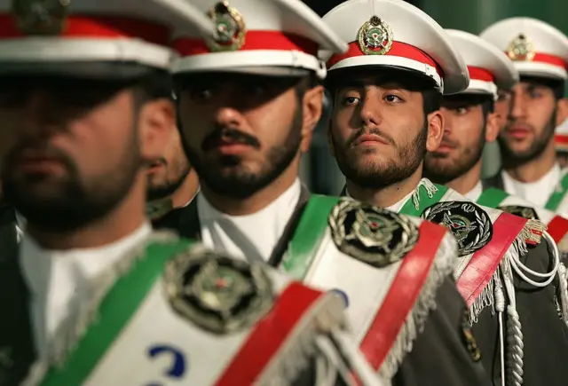 Des militaires iraniens en grande tenue lors d'une cérémonie officielle à Téhéran.