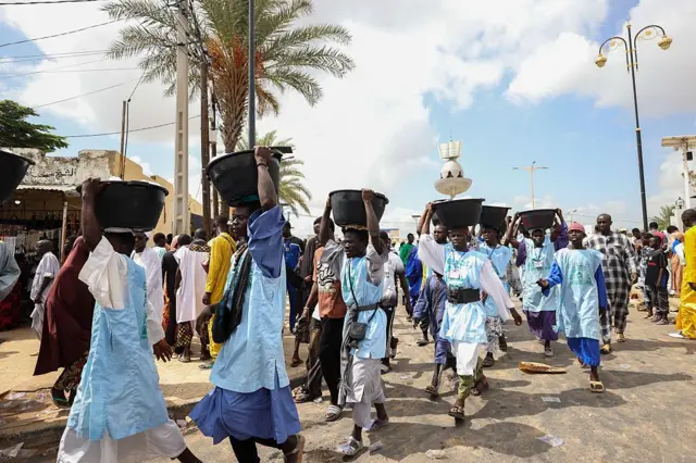Près de deux millions de personnes se rassemblent à Touba, au Sénégal, le 13 août 2025, pour commémorer le rang spirituel que l'on croit avoir atteint par le cheikh Ahmadou Bamba, fondateur de l'ordre soufi mouride, durant son exil par l'administration coloniale française. Cet événement, connu sous le nom de "Grand Magal", a lieu chaque année le 18e jour du mois islamique de Safar.