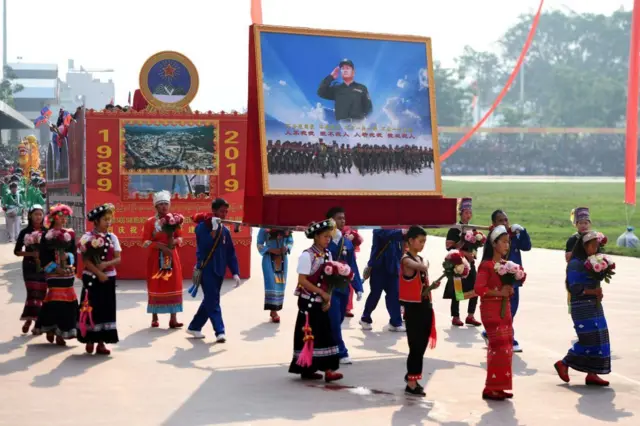 ဝ ငြိမ်းချမ်းရေး အနှစ် ၃၀ ပြည့်ပွဲမှာ UWSA ခေါင်းဆောင် ပေါက်ယူချန်း ရဲ့ ပုံကို ဂုဏ်ပြုသယ်ဆောင်