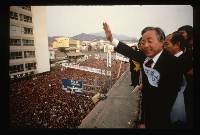 کیم یونگ سام، رهبر حزب اپوزیسیون در سال ۱۹۹۳ به قدرت رسید