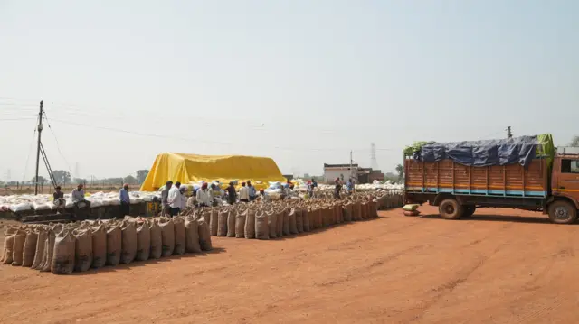 बिकने के लिए आया धान