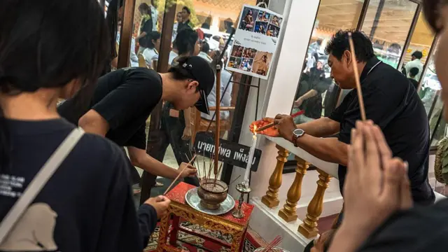 향을 피우며 애도하는 사람들의 모습