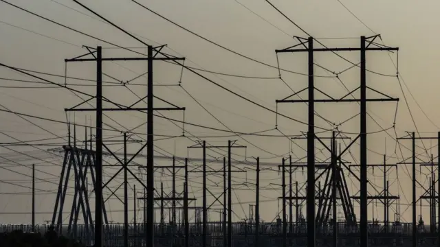 Torres de distribuição de energia elétrica