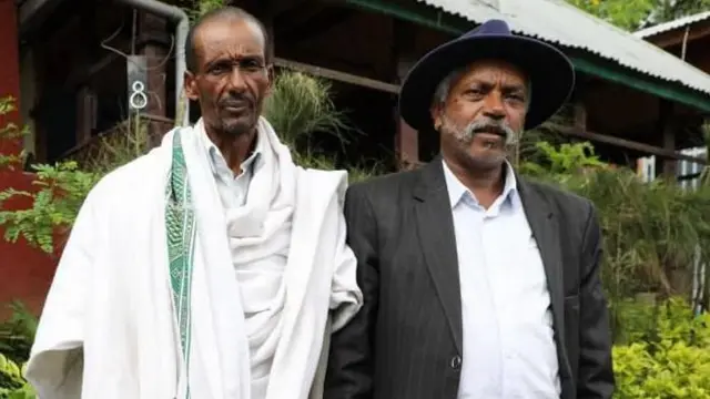 አቶ ከራ ደለስ (ግራ) እና አቶ ቢቲማ ደለስ (ቀኝ)