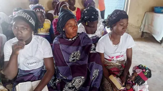 Awọn olujọsin kan ni ilu Tundun Biri nibi ti awọn ologun NAijiria ti ṣe aṣiṣe ju ado oloro to pa ọpọlọpọ laipẹ yii