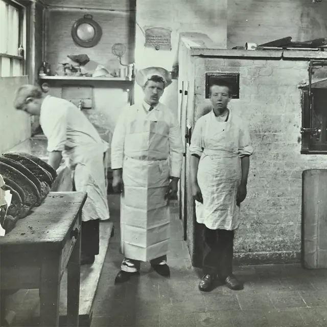 Foto antiga de trabalhadores em uma fábrica de pães
