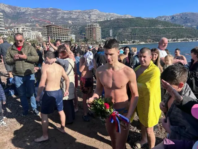 пливање за часни крст у Будви