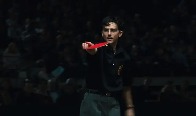 L'image montre Timothée Chalamet dans le rôle principal du film dramatique sportif à venir, Marty Supreme, réalisé par Josh Safdie. 