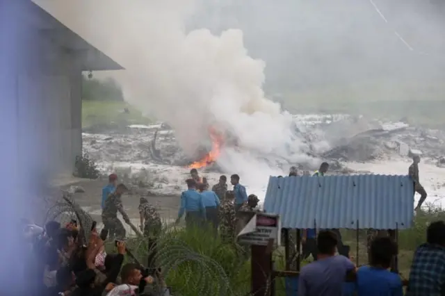 বিধ্বস্ত বিমানটি থেকে ধোঁয়ার কুণ্ডলী
