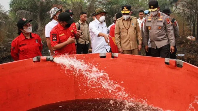 Menteri Kehutanan Raja Juli Antoni (tengah) bersama Gubernur Kalimantan Tengah Agustiar Sabran (kedua kanan) dan Kapolda Kalteng Irjen Pol Iwan Kurniawan (kanan) meninjau embung air portabel yang digunakan untuk pembasahan lahan gambut yang terbakar di Kelurahan Petuk Katimpun, Palangka Raya, Kalimantan Tengah, Rabu (19/8/2026).