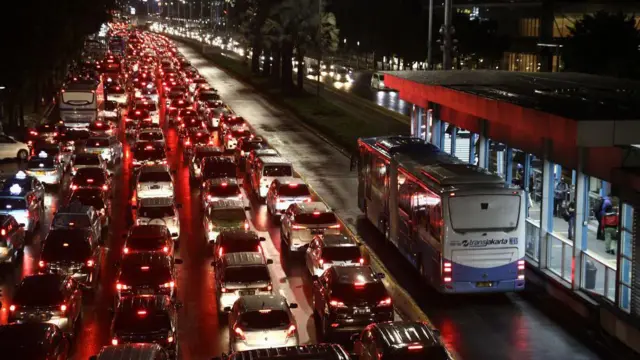 Jumlah kendaraan pribadi masih mendominasi jalan-jalan padat Jakarta.