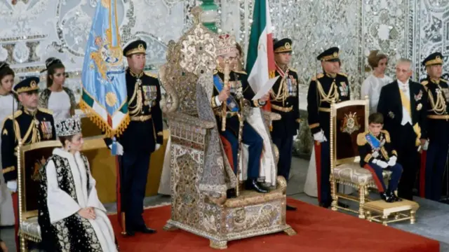 Reza Pahlavi (umwana w'umuhungu wicaye iburyo) mu muhango wo kwimika se i Tehran mu 1967 