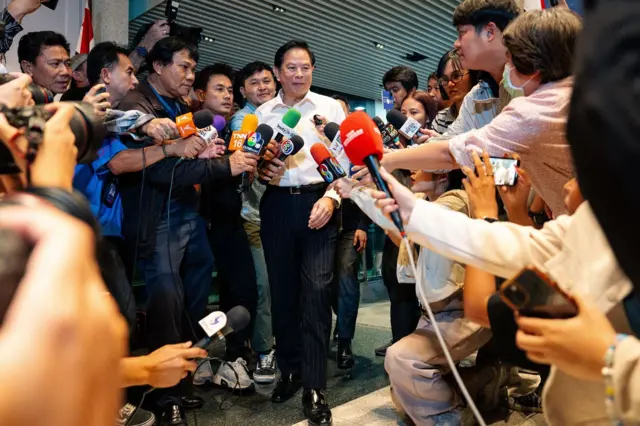 พีระพันธุ์ สาลีรัฐวิภาค ต้องเผชิญแรงกดดันอย่างหนักภายในพรรค รทสช. โดย สส. “กลุ่ม 18” เรียกร้องให้ขับพ้นพรรคเพื่อย้ายไปอยู่บ้านหลังใหม่ในช่วงก่อนปรับ ครม.