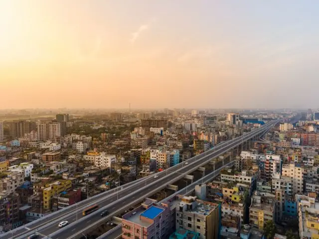 ওপর থেকে তোলা ঢাকার ছবিতে সারি সারি ভবন ও এক্সপ্রেসওয়ে দেখা যাচ্ছে