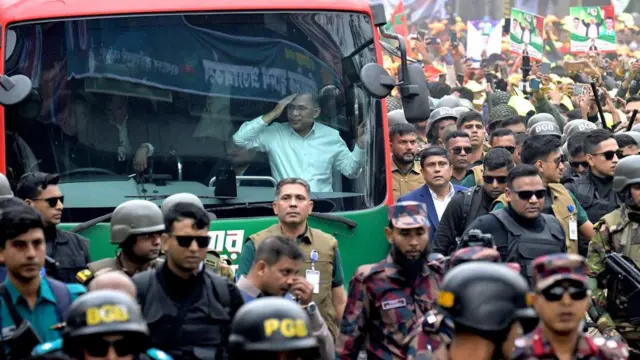 এই বাসে করেই সংবর্ধনাস্থলের দিকে যান তারেক রহমান