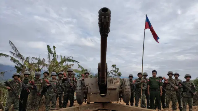 ပလက်ဝအခြေစိုက် စစ်ကောင်စီတပ်ရဲ့ တရွန်အိုင်ဗျူဟာကုန်းကို အေအေတပ်တွေ သိမ်းပိုက်ပြီးနောက် ထုတ်ပြန်ခဲဲ့့ပုံ