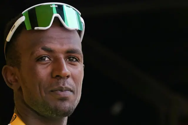 Umunya-Eritrea asiganwa kw'ikinga Biniam Girmay ahagaze aho bambikirwa umudari. 