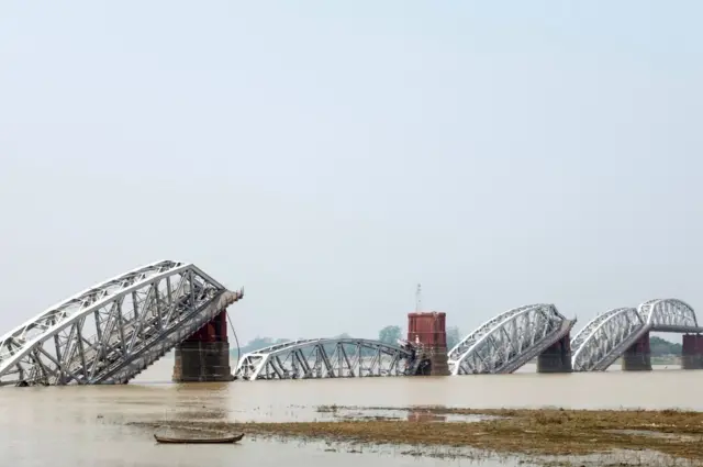 Міст Ава у Мʼянмі, який обрушився внаслідок землетрусу 