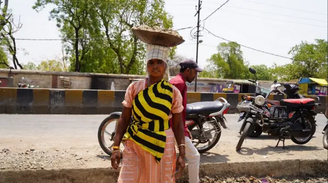 रस्त्यावरील विक्रेते, बांधकाम मजूर यांच्या कामाच्या वेळा बदलण्याचे निर्देश सरकारनं दिले होते. दुपारी 12-4 या वेळेत सक्तीची विश्रांती घेण्याच्या सूचनाही देण्यात आल्या आहेत.
