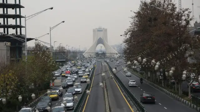نمایی کلی از خاکستری شدن شهر به دلیل آلودگی بالای هوا در تهران