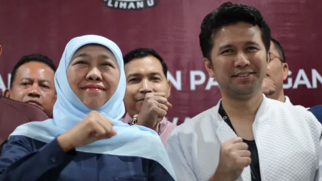 Bakal calon Gubernur Jawa Timur Khofifah Indar Parawansa (kedua dari kiri) bersama bakal calon Wakil Gubernur Jawa Timur Emil Elestianto Dardak (kedua dari kanan) berpose sebelum menjalani pemeriksaan kesehatan di Gedung Soetomo Transplant Organ Center (STOC) RSUD Dr Soetomo, Surabaya, Jawa Timur, Kamis (29/8/2024)