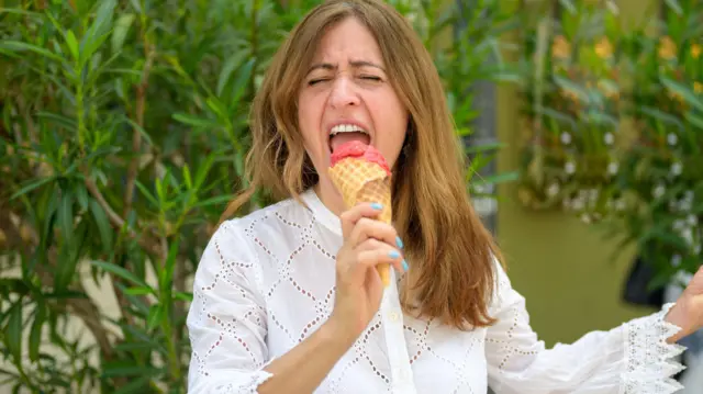 Mujer tomando helado