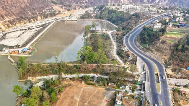 हिउँदमा जलविद्युत्‌ आयोजनाका जलाशयमा पानी सुकेर कम हुने गरेको छ 