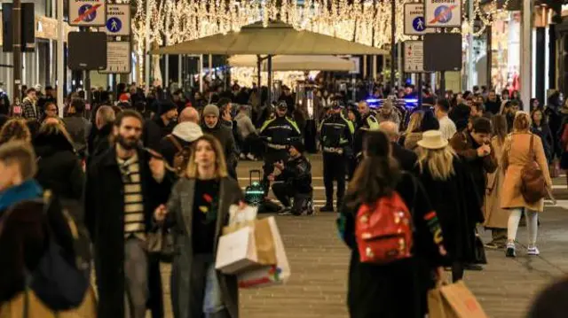 متسوقون في أحد شوارع مدينة باري في إيطاليا