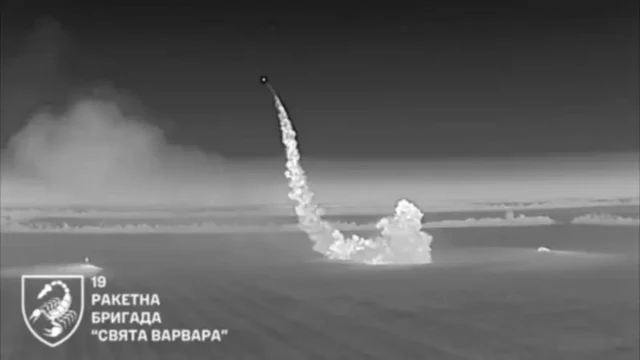 Черно-белый кадр с моментом запуска ракеты с земли