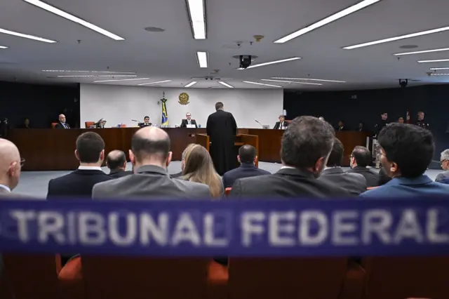Faixa do Supremo Tribunal Federal, com julgamento ocorrendo atrás