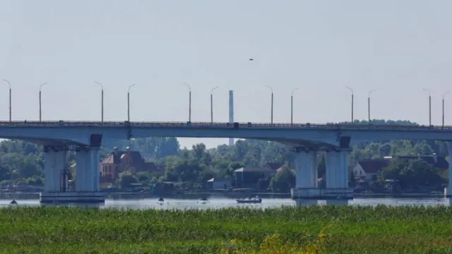 আন্তনিভস্কি ব্রিজ নামে সেতুটি উড়িয়ে দেয়া হয়েছে।