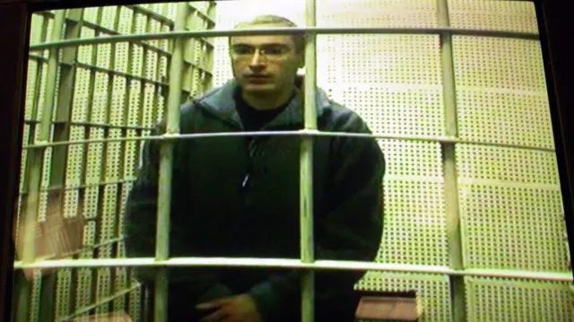 मिखाईल खोदोरकोव्स्की हे रशियातील सर्वात श्रीमंत व्यक्ती होते, मात्र त्यांना तुरुंगात पाठवण्यात आलं आणि युकोस या त्यांच्या तेल कंपनीचं राष्ट्रीयीकरण करण्यात आलं