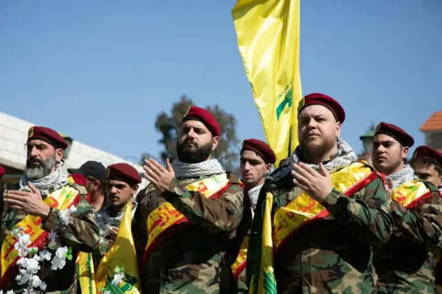 عناصر من حزب الله يحضرون جنازة حسين إبراهيم، أحد المسعفين الثلاثة التابعين لحزب الله الذين قُتلوا في غارة إسرائيلية بقرية العديسة جنوب لبنان في 5 مارس/أذار 2024